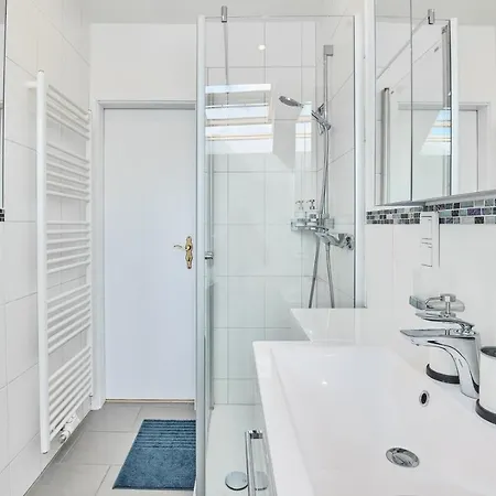 *80 M2 Stylish Apt* Netflix * Kitchen* Nespresso*